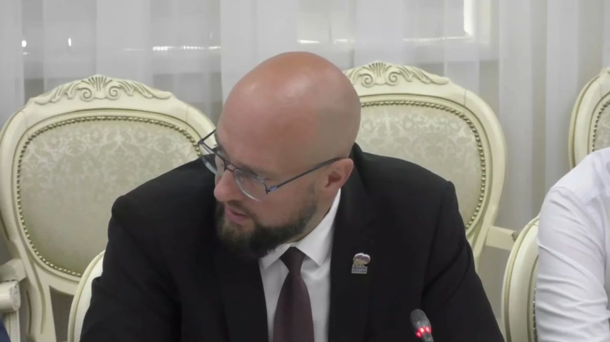 Хинштейн не увидел рабочих на тротуаре на Сонина
