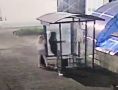 В Курске пьяные подростки разбили остановку