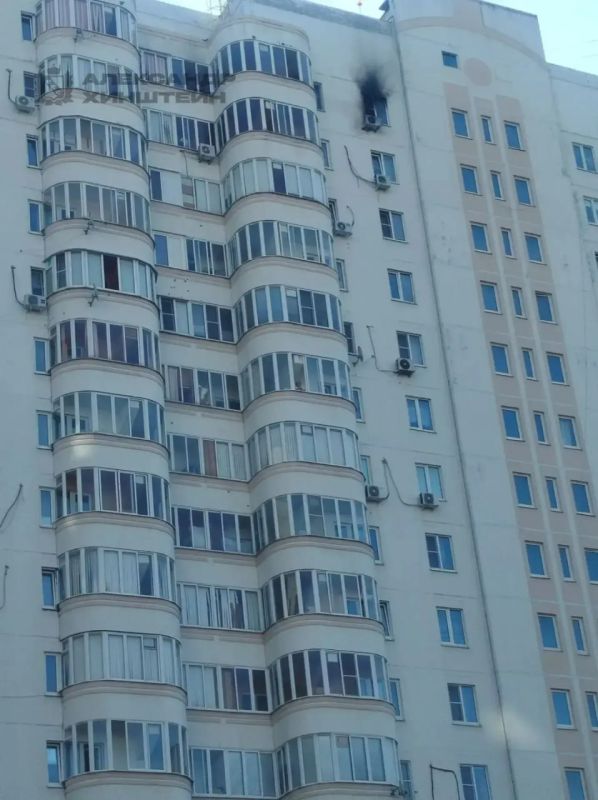 Беспилотник врезался в многоквартирный дом в Курске