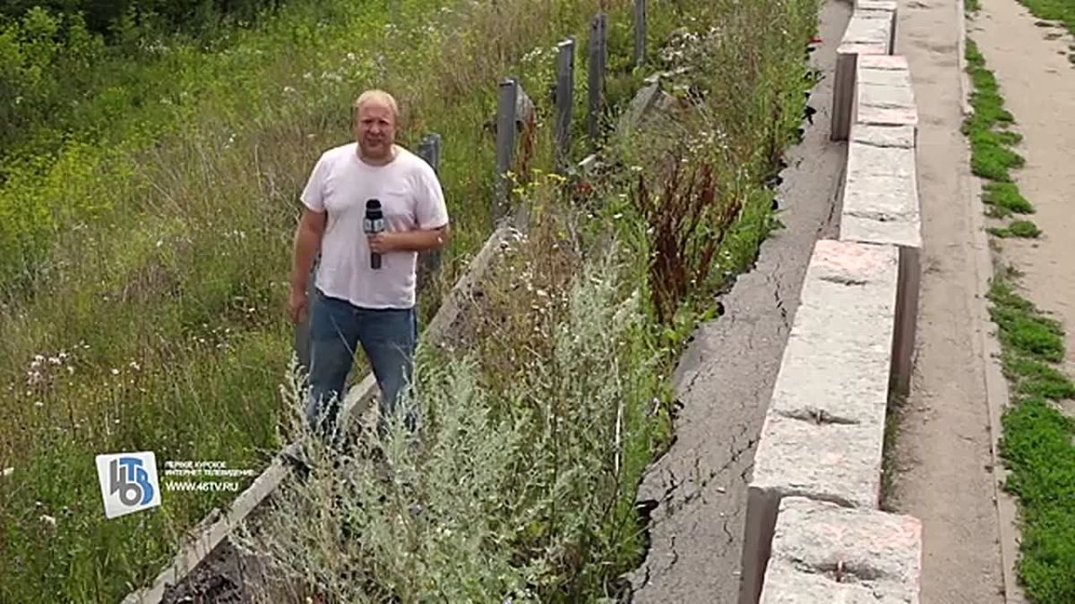 Сползти или спасти: в Курске решают вопрос по рухнувшему тротуару на Плевицкой