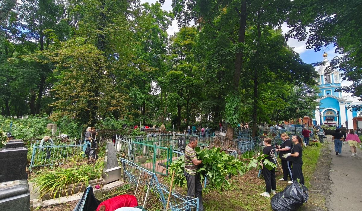 В Курске сотрудники учреждений культуры провели субботник на Никитском кладбище