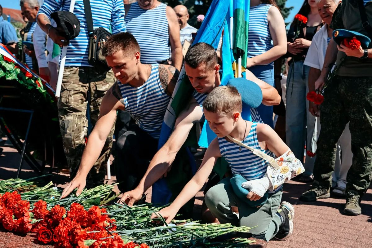 «Низкий поклон ветеранам-десантникам и тем, кто сегодня держит небо и землю