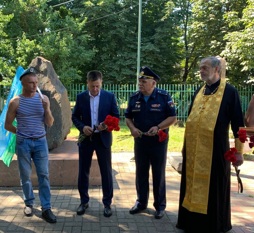 День ВДВ на Аллее Славы.. 2 августа, в поселке Пристень прошло мероприятие, посвященное Дню Воздушно-десантных войск. На Аллее Славы собрались ветераны ВДВ и жители поселка, чтобы почтить память героев минутой молчания и...