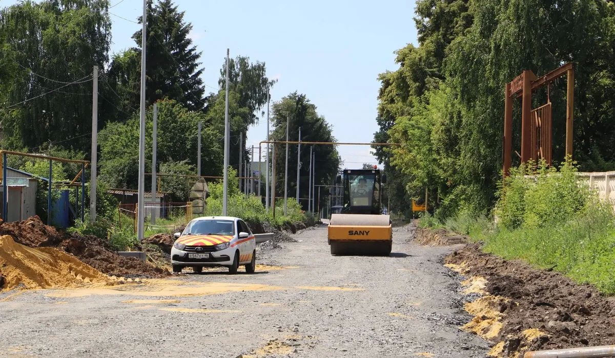 В Советском районе Курской области приключился казус - там в ходе реконструкции центральной улицы Ленина посёлка Кшенский появились загадочные подводные фонтаны, которые застопорили ход работ