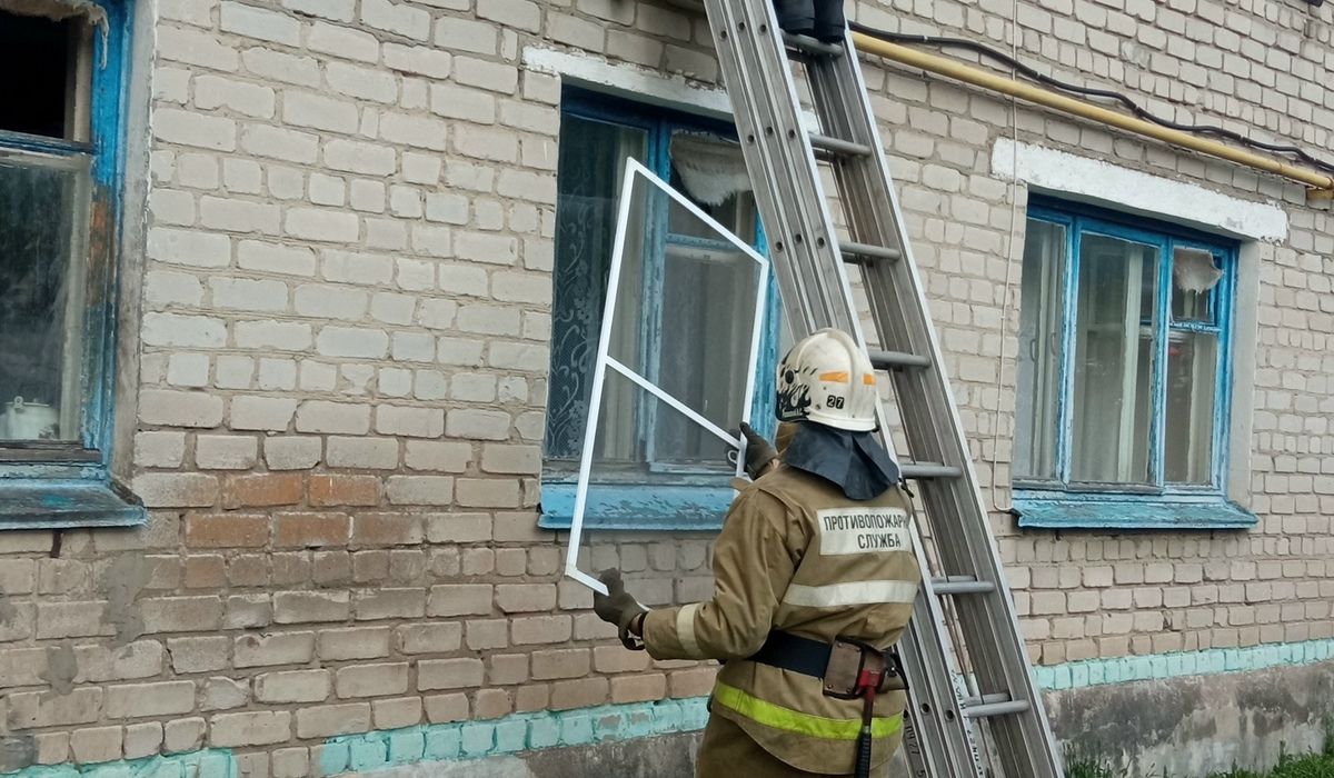 В Курской области огнеборцы оказали помощь упавшей пожилой женщине