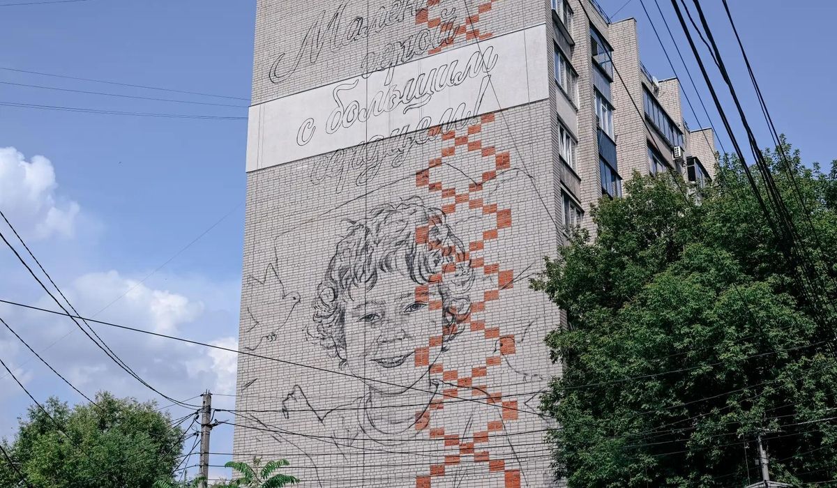 В Курске создают мурал в память о пятилетнем герое Толе Минашкине, спасшем маму