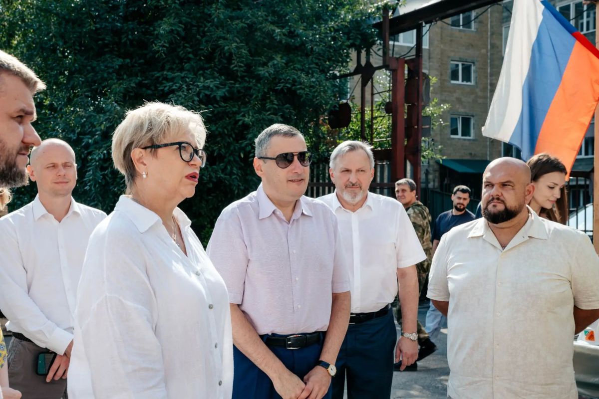 Губернатор Курской области Александр Хинштейн проинспектировал работы по реконструкции здания гинекологического отделения областного перинатального центра в Курске на улице Ленина