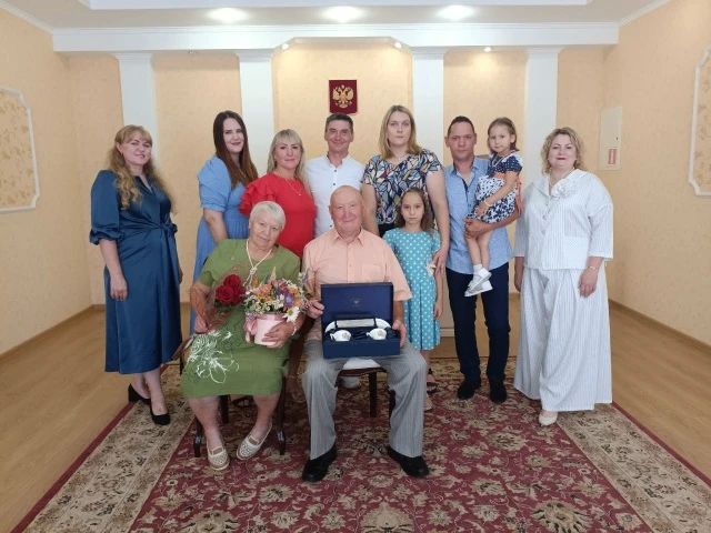 В Фатежском районе поздравили супругов Смецких Николая Матвеевича и Любовь Егоровну с «изумрудной» свадьбой
