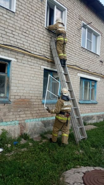 Под Курском пожарные проникли в окно второго этажа, чтобы помочь пострадавшей пенсионерке