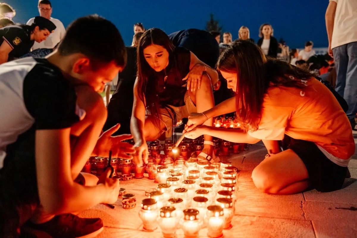 В Курске зажгли более 4,5 тысячи свечей в память о погибших в приграничье