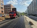 На дороге к строящейся школе на проспекте Плевицкой начали укладку асфальта