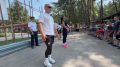 Во Всероссийский день физкультурника в Курске полицейские и члены общественного совета при УМВД провели акцию «Зарядка со стражем порядка», подарив юным жителям региона заряд бодрости и полезные знания