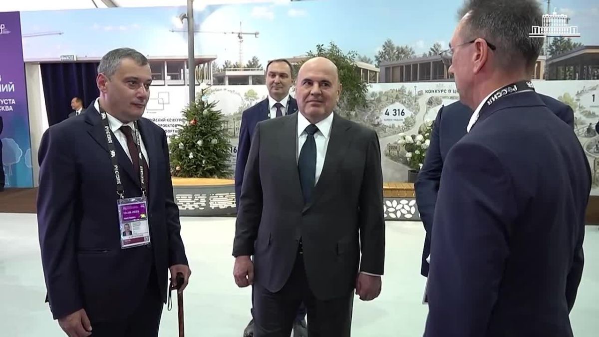 На выставке XI Всероссийского форума «Развитие малых городов и исторических поселений» председатель Правительства РФ Михаил Мишустин ознакомился с идеями благоустройства приграничных регионов