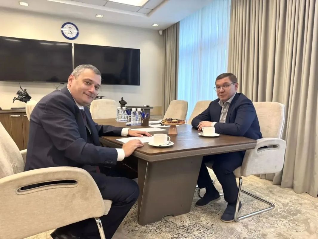 Губернатор Курской области Александр Хинштейн провел в Москве встречу с секретарем Генерального совета партии «Единая Россия», первым заместителем председателя Совета Федерации Владимиром Якушевым