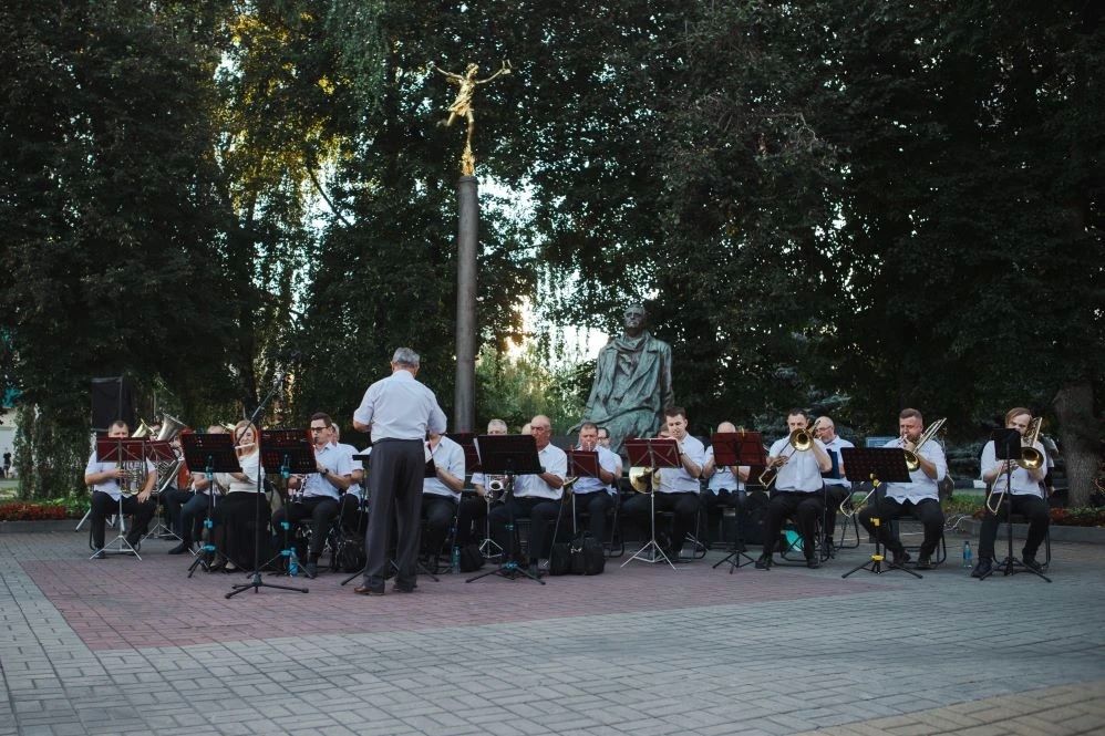 Курян приглашают живую музыку у памятника Свиридову два раза в неделю