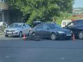 В центре Курска легковой автомобиль сбил мотопедиста