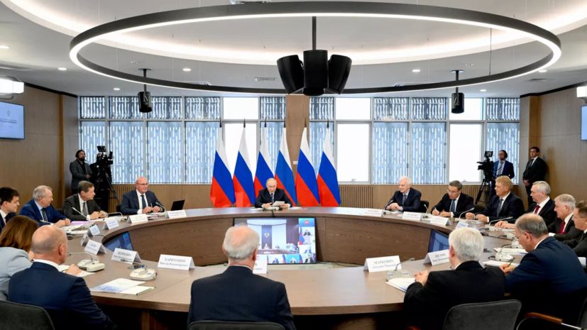 Путин в шутку ответил «Караул!» на просьбу Ковальчука продолжить доклад о геноме