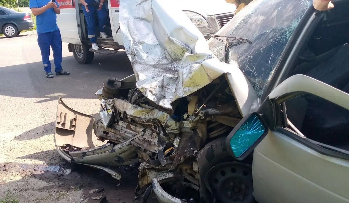 В Курской области утром 11 августа жестко столкнулись два легковых автомобиля