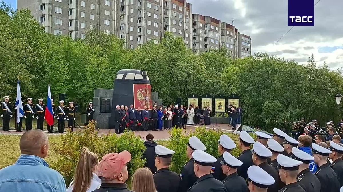 Митинг памяти в 26-ю годовщину гибели АПРК "Курск" прошел в Мурманске, передает корреспондент ТАСС