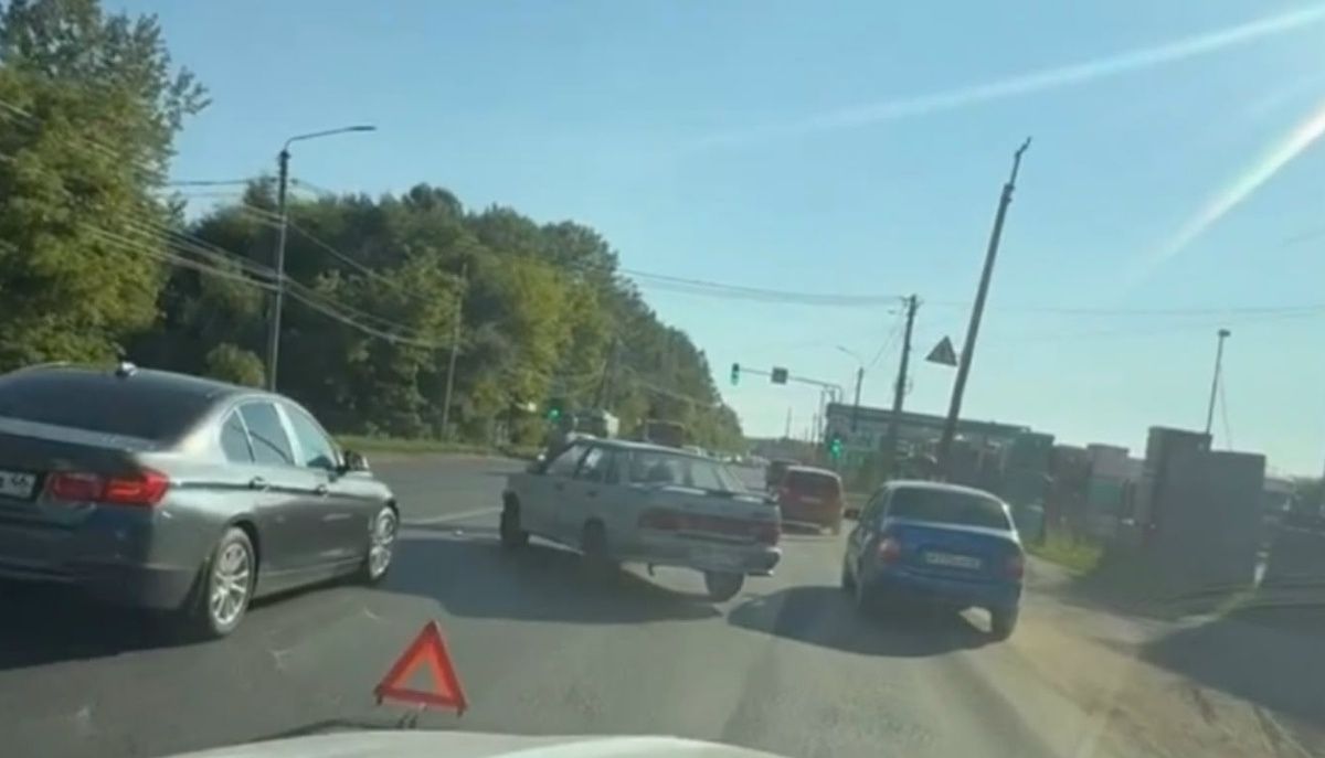В Курске из-за утреннего ДТП на улице 2-я Новоселовка образовалась пробка