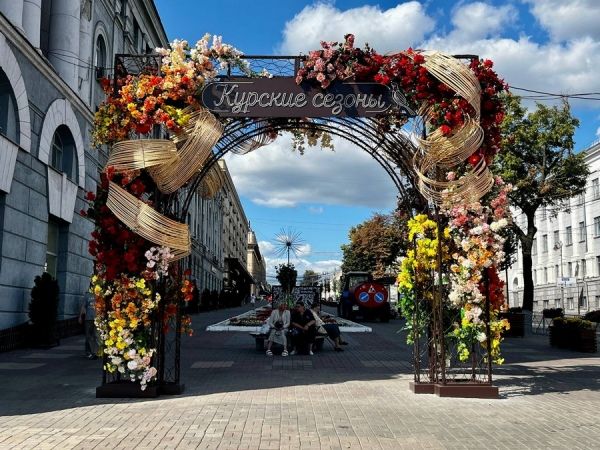 В Курске на Красной площади установили 5-метровую арку с искусственными цветами