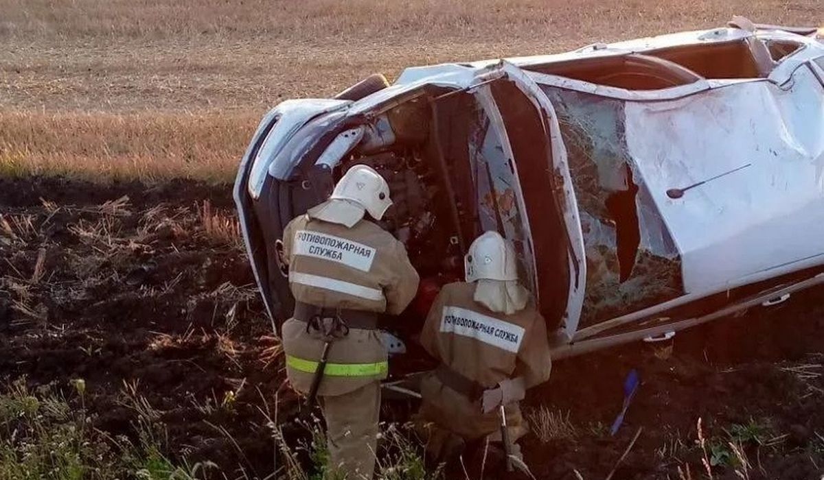В Курской области два человека пострадали при опрокидывании в кювет