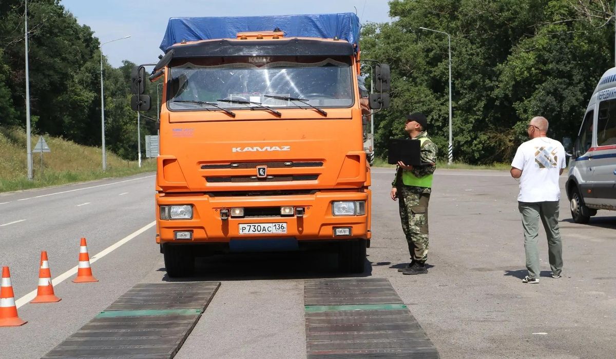 В Курской области передвижные пункты весового контроля проверяют большегрузы