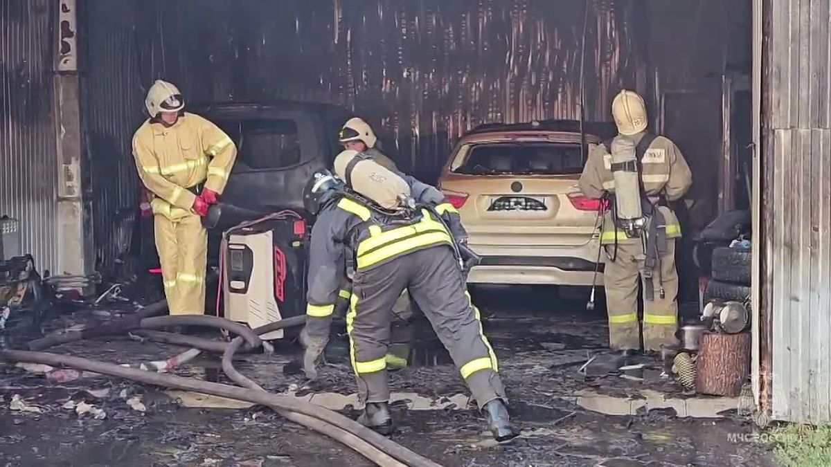 В Курске сгорело 2 автомобиля в боксе автосервиса В Курске в боксе автосервиса сгорело два автомобиля. По словам пожарных, ЧП могло спровоцировать настоящую трагедию - рядом находились кислородные баллоны и емкости с...
