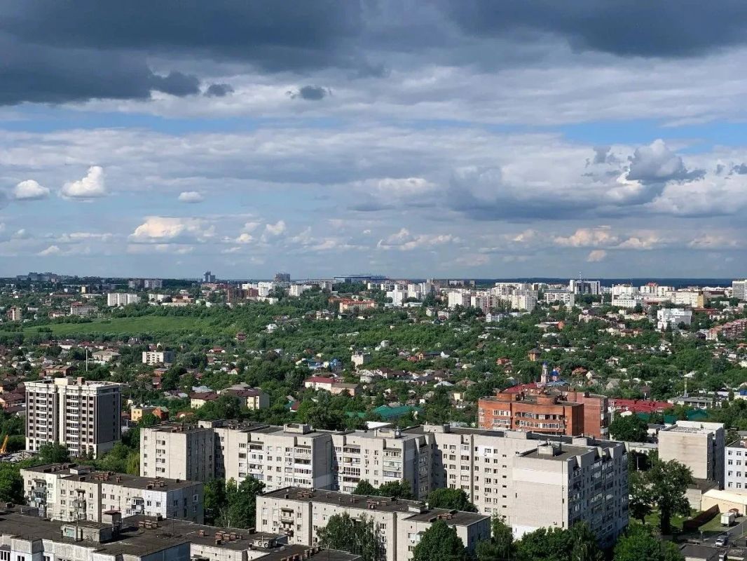 Доброе утро, куряне! Сегодня придётся вспомнить о кофтах и куртках! Синоптики передают +20 градусов — неожиданно, если сравнить с прошлой неделей, согласитесь, но из ближайших дней пятница — самая прохладная