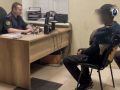 В центре Курска мужчина на самокате избил инспектора ДПС