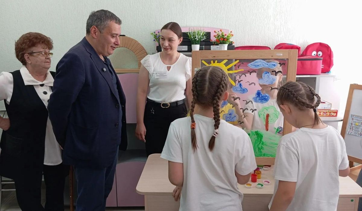 Александр Хинштейн посетил Центр «Семья» в Понырях
