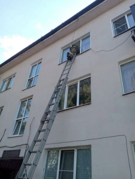 В приграничье Курской области эвакуировали с 3-го этажа пенсионерку с травмой ноги