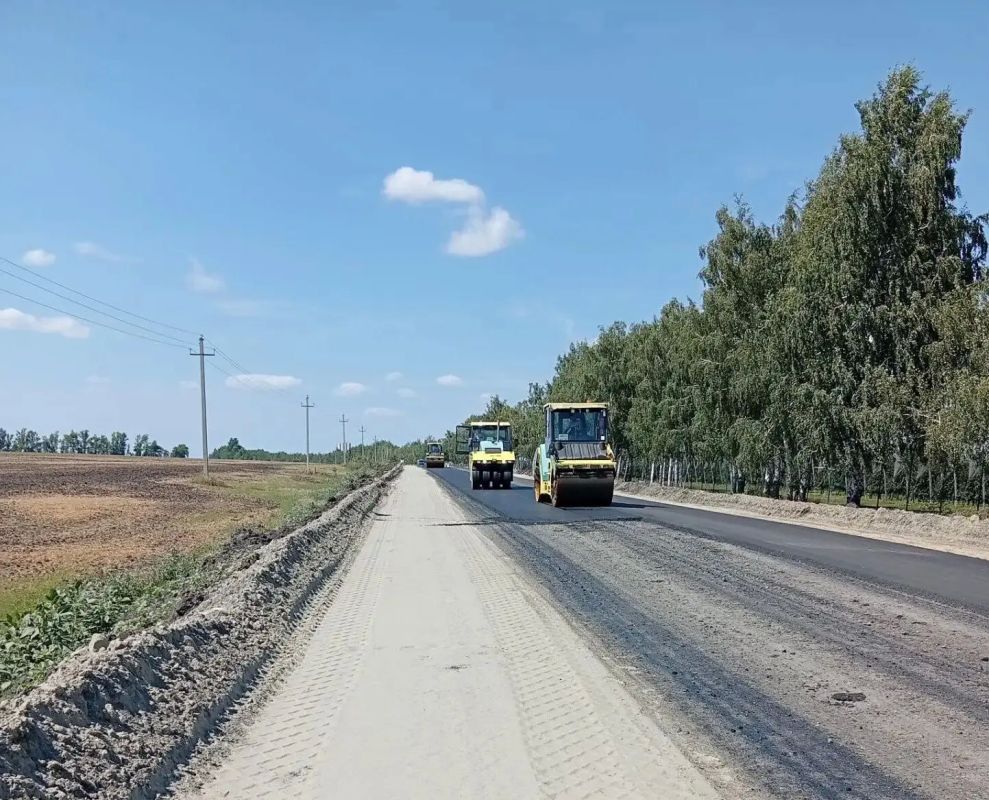 На дороге в селе Большие Бутырки приступили к устройству асфальтобетонного покрытия