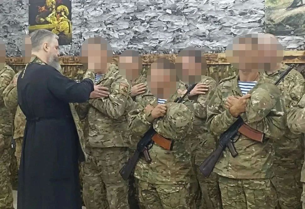 15 августа настоятель храма Благовещения Пресвятой Богородицы села Миленино Фатежского района иерей Виталий Самбурский посетил бойцов на Курском направлении