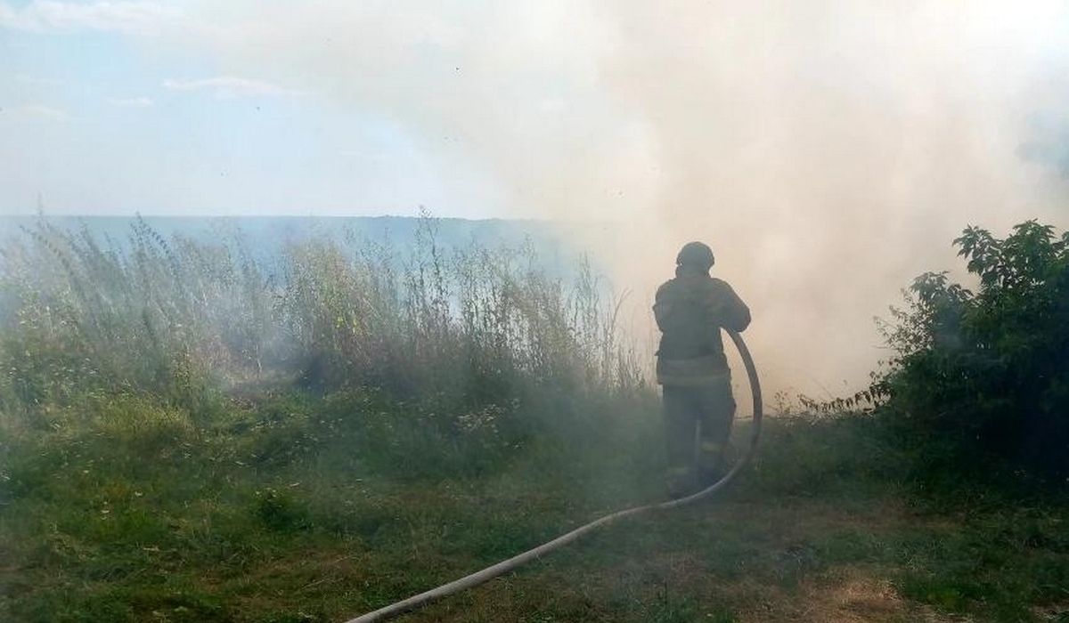 В Рыльском районе Курской области пожарные спасли дома от пожара