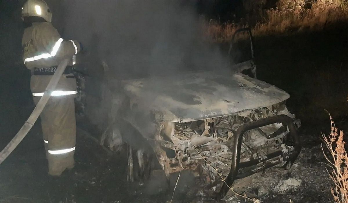 В Курской области пожарные потушили горящий в лесу автомобиль