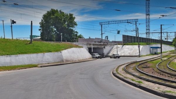В Курске водитель скутера разбился об опору моста