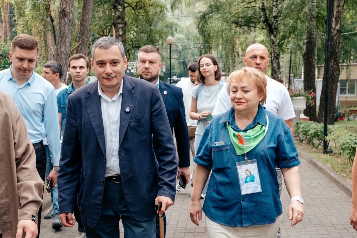 Губернатор Курской области Александр Хинштейн и председатель комитета молодежной политики Максим Щедрин посетили летнюю профильную смену «Комсорга»