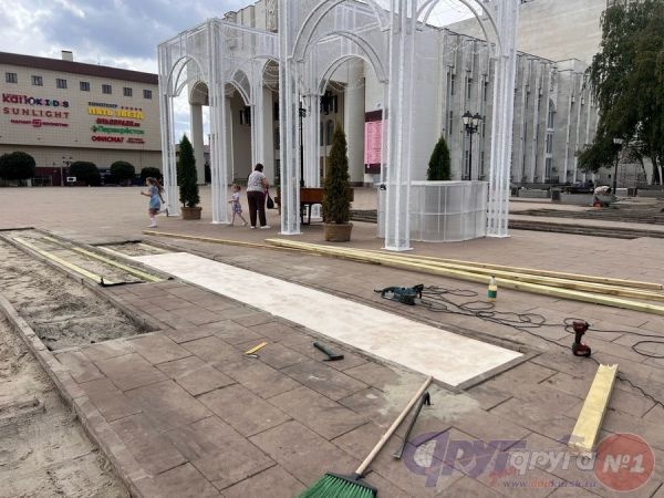 В Курске на Театральной площади возводят деревянный настил вместо газонов