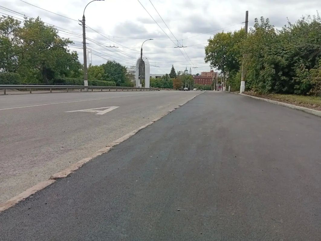 Курске на улице Сонина продолжается ремонт тротуара