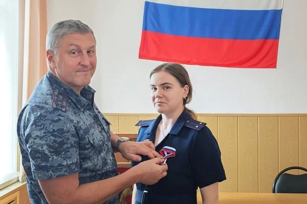 Курские сотрудники УИС вручали триколор в преддверии Дня России