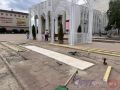 В Курске на Театральной площади возводят деревянный настил вместо газонов