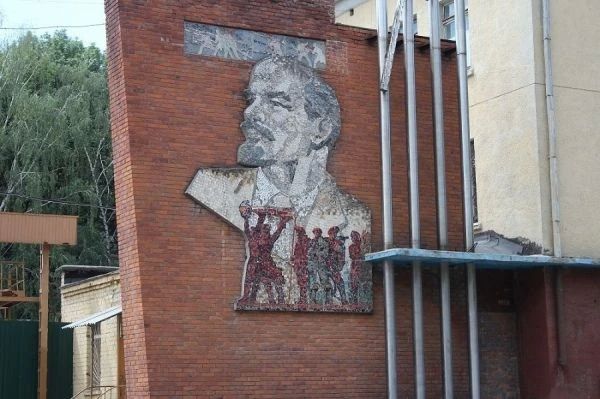 Уникальную советскую мозаику зашили сайдингом на Волокно в Курске