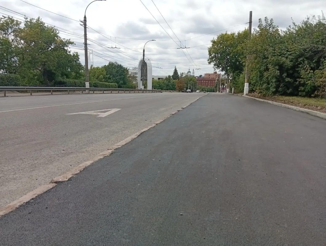 Курске на улице Сонина продолжается ремонт тротуара