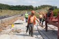 В Октябрьском районе продолжают ремонт моста через реку Дичня