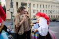 В Курске на улице Ленина раздавали яблоки