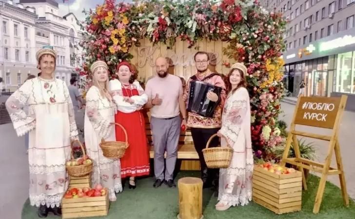 На улице Ленина курян угощали яблоками в честь Яблочного Спаса