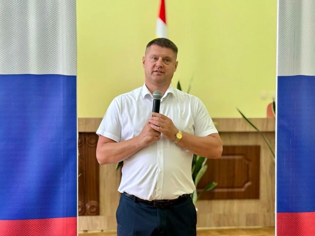 Сегодня в Администрации Мантуровского района прошло торжественное мероприятие, посвященное Дню Государственного флага РФ и Дню памяти победы в Курской битве 1943 года