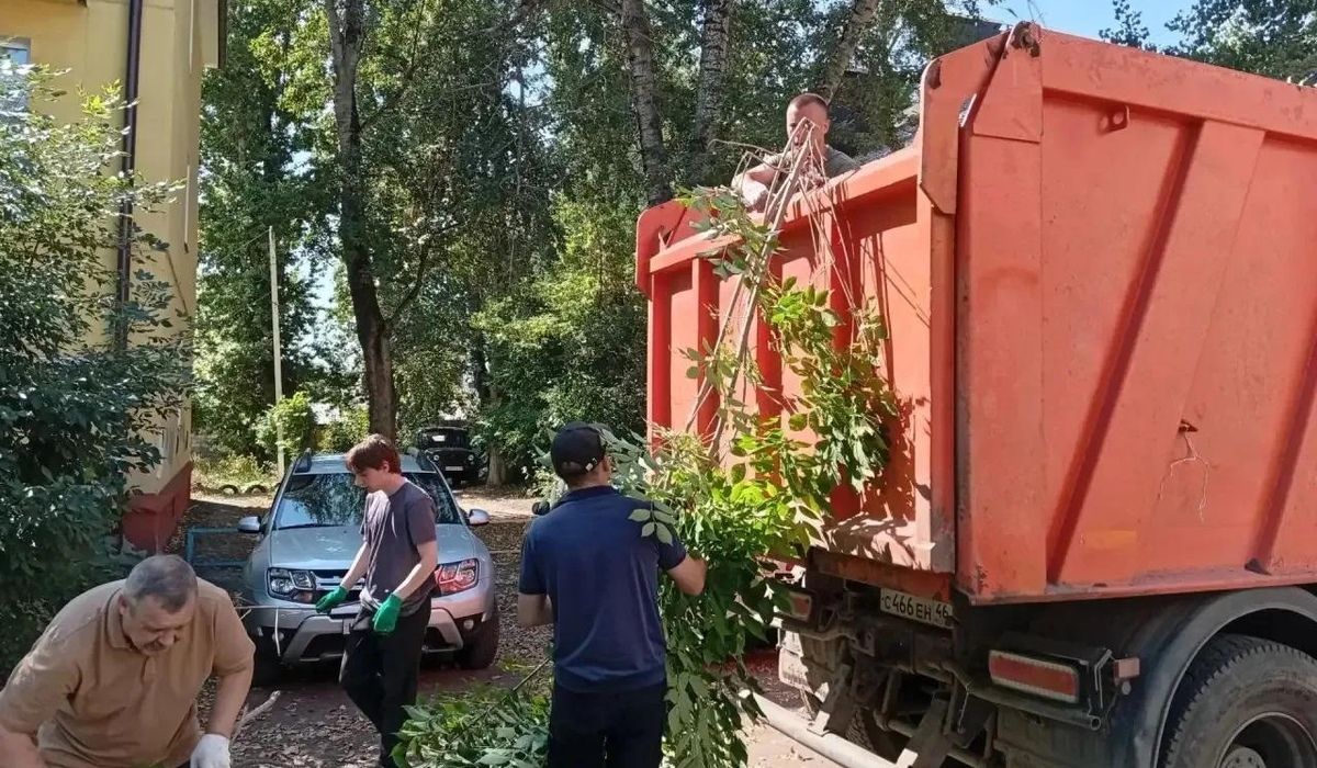 В Курске на улице 2-я Рабочая прошел субботник