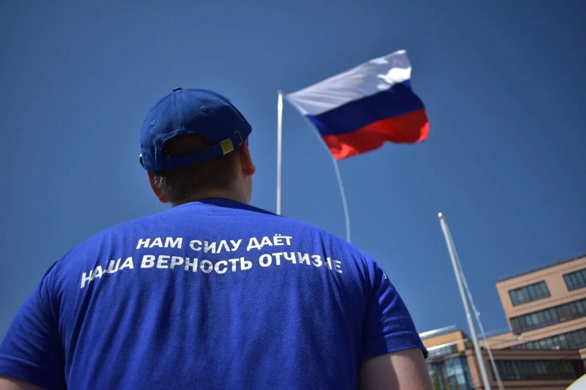 Единый строй под триколором